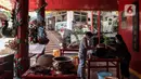 Warga keturunan Tionghoa melakukan ritual bersih-bersih di Vihara Amurva Bhumi, Jakarta, Sabtu (14/1/2022). Tradisi ini rutin dilakukan jelang perayaan Tahun Baru Imlek. (Liputan6.com/Johan Tallo)
