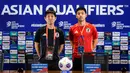 <p>Pelatih dan pemain Timnas Jepang, Hajime Moriyasu (kiri) dan Wataru Endo berfoto bersama saat konferensi pers menjelang laga lanjutan putaran ketiga Grup C Kualifikasi Piala Dunia 2026 melawan Timnas Indonesia di Stadion Utama Gelora Bung Karno (SUGBK), Senayan, Jakarta, Kamis (14/11/2024). (Bola.com/Bagaskara Lazuardi)</p>