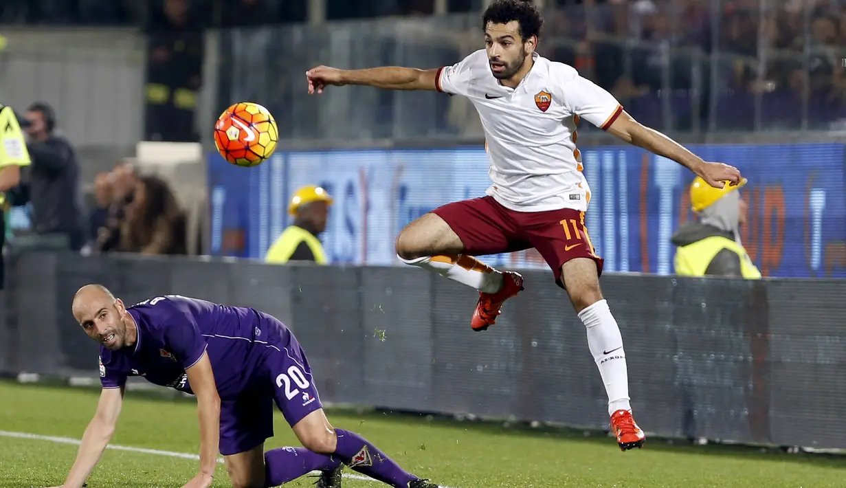 Pemain AS Roma, Mohamed Salah (kanan) berebut bola dengan pemain Fiorentina, Borja Valero dalam lanjutan Serie A Italia di Stadion Artemio Franchi, Florence, Senin (26/10/2015) dini hari WIB. (Reuters/Giampiero Sposito)