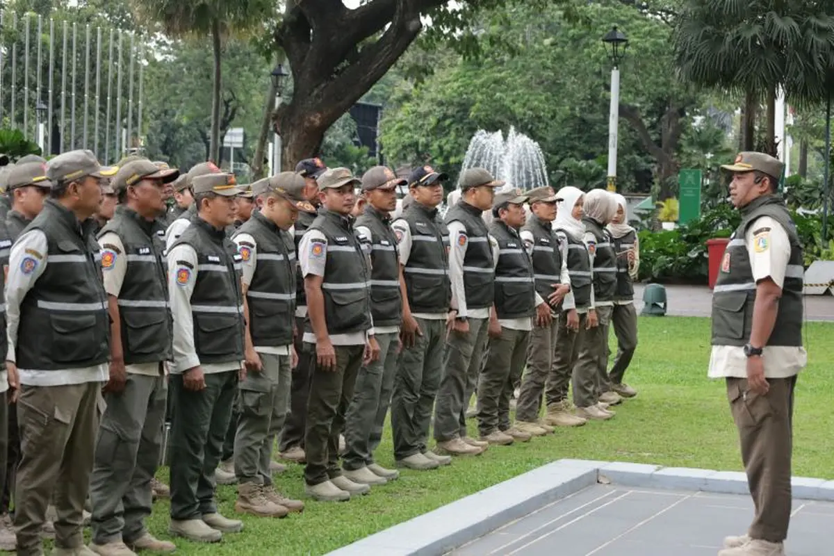 Satpol PP DKI Jakarta melakukan apel kegiatan pengawasan dan penertiban tempat usaha hiburan dan rekreasi bersama Tim Terpadu dalam rangka menjaga ketertiban umum selama Ramadhan dan Idul Fitri, di Balai Kota.