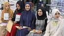 Peserta saat bersiap mengikuti audisi Putri Muslimah Indonesia 2016 di Jakarta, Minggu (24/4). Ajang tersebut diadakan untuk mencari bakat terbaik dari muslimah yang memiliki kriteria akhlak, bakat, dan cantik. (Liputan6.com/Immanuel Antonius)