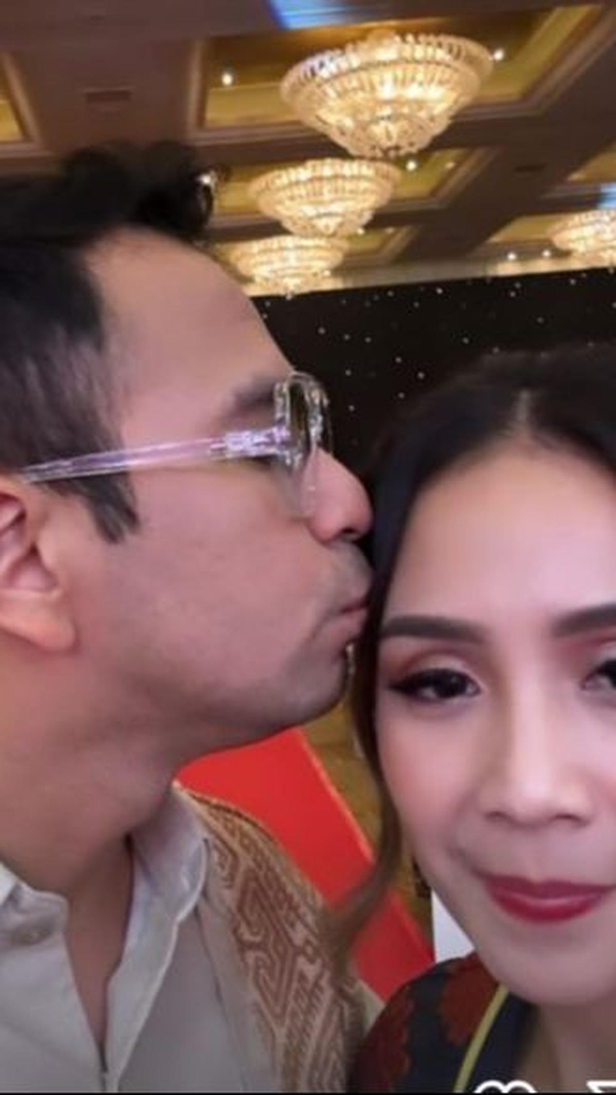 Nagita terlihat bahagia tapi malu-malu.&nbsp;Malam itu seolah dunia milik keduanya.