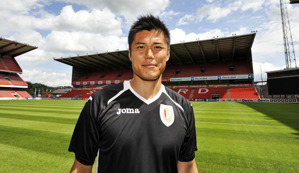 Di level klub, Eiji Kawashima sempat melanglang Eropa dengan membela tim-tim seperti Lierse dan Standard Liege di Liga Belgia, Dundee United di Liga Skotlandia, hingga Metz dan Strasbourg di Liga Prancis. (AFP/Belga/Nicolas Lambert)