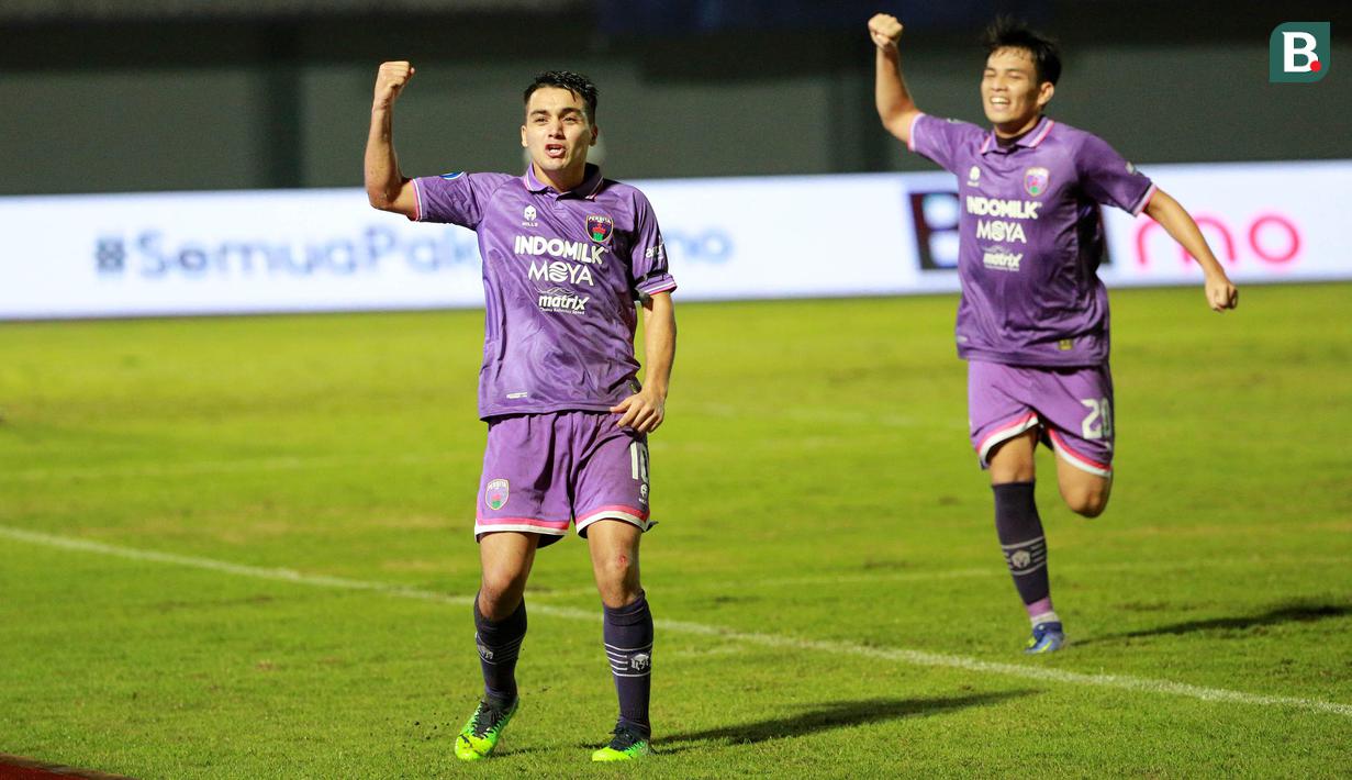 <p>Pemain Persita Tangerang, Ezequiel Vidal (kiri) melakukan selebrasi usai mencetak gol ke gawang Dewa United dalam laga pekan ke-3 BRI Liga 1 2022/2023 antara Persita Tangerang melawan Dewa United di Indomilk Arena, Tangerang, Minggu (7/8/2022) malam WIB. (Bola.com/M Iqbal Ichsan)</p>