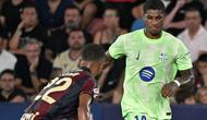 Penyerang Barcelona asal Inggris #14, Marcus Rashford, berebut bola dengan bek Levante asal Jerman #22, Jeremy Toljan, dalam pertandingan Liga Spanyol antara Levante UD dan FC Barcelona di Stadion Ciutat de Valencia di Valencia, Minggu (24-8-2025) dini hari WIB. (Jose JORDAN/AFP)