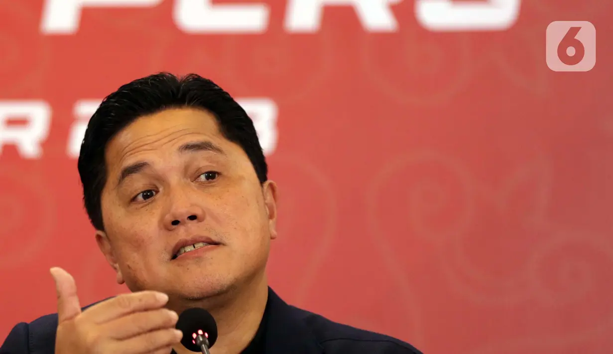 Ketua Umum PSSI, Erick Thohir saat memberi keterangan terkait kedatangan dua pesepakbola berdarah Indonesia. (Liputan6.com/Helmi Fithriansyah)