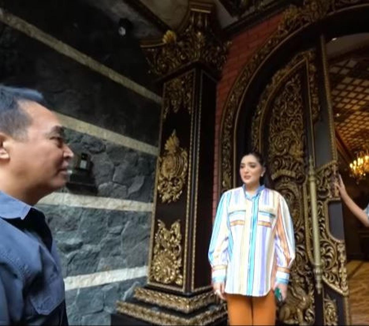 Pasangan Anang Hermansyah dan Ashanty berkunjung ke rumah mantan Panglima TNI Andika Perkasa belum lama ini. Dalam lawatannya, keduanya sekaligus mengobrol tentang kondisi rumah Andika.