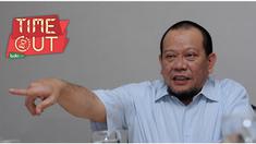 Ketua Umum PSSI, La Nyalla Matalitti tersangkut kasus korupsi dan menolak untuk mundur dari jabatannya tersebut.