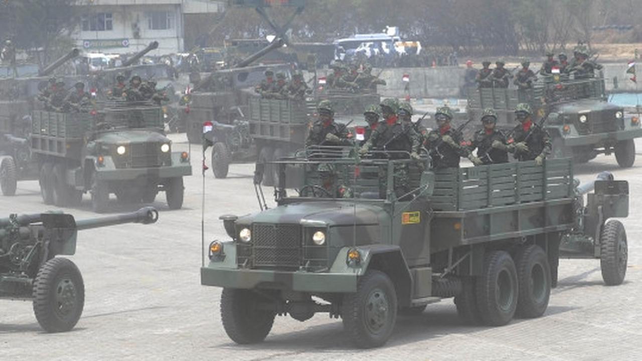 Menyaksikan ganasnya parade kendaraan tempur TNI