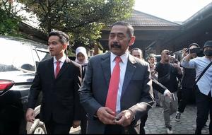 Gibran dan FX Rudy usai menghadiri Upacara Peringatan Hari Jadi Pemerintah Kota Solo pada Juni 2023 lalu.(Liputan6.com/Fajar Abrori)