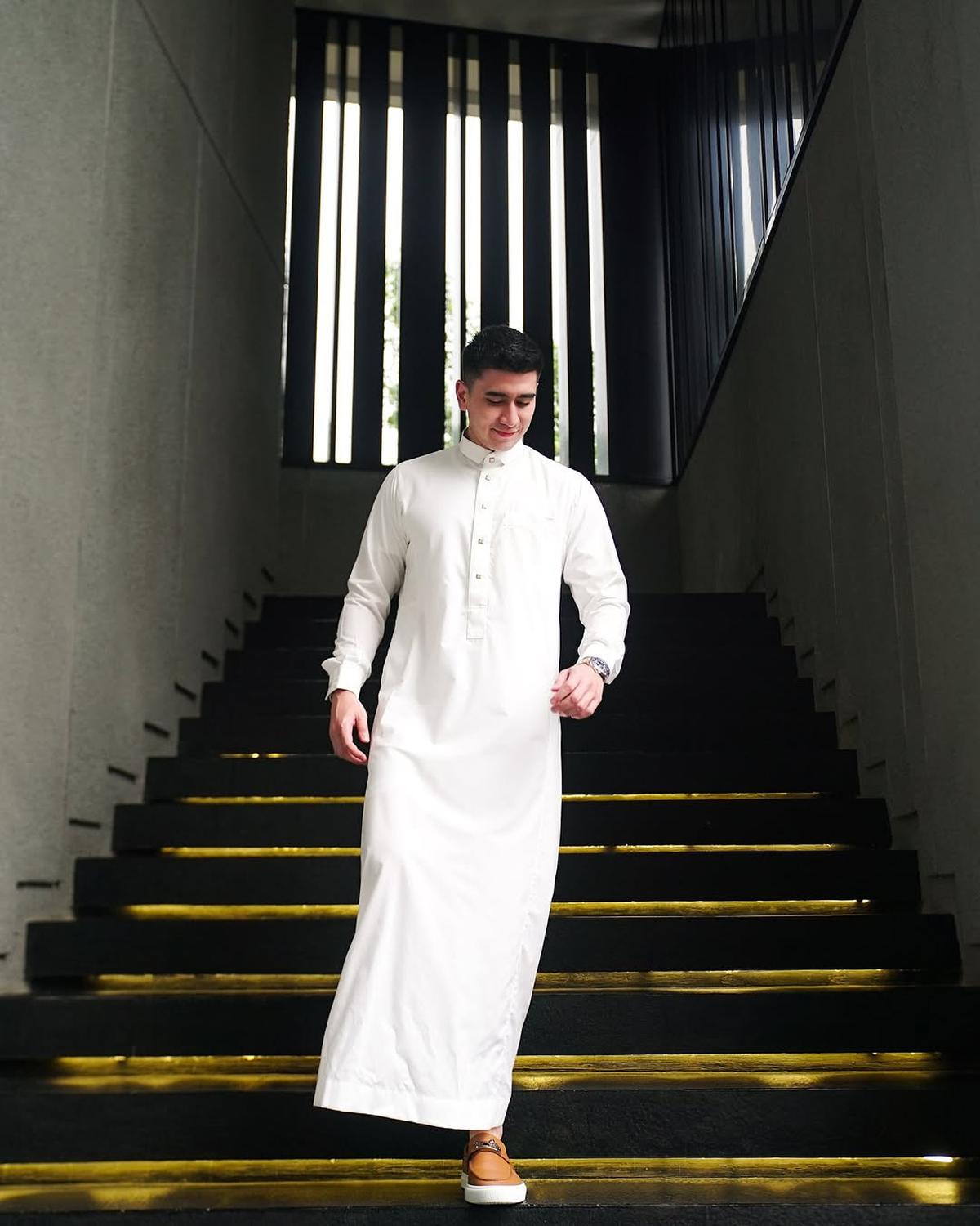 Potret Ganteng Verrel Bramasta dengan Jubah Putih, Captionnya Bikin Netizen Salah Fokus dan Bertanya-tanya