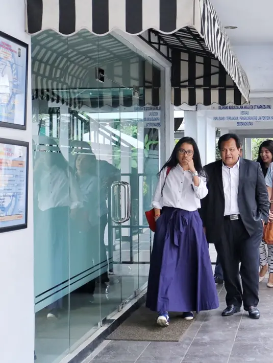 Marcella Zalianty ketua PARFI 56 menjenguk Pretty Asmara di rumah tahanan Polda Metro Jaya, Rabu (19/7/2017). Marcella datang bersama dengan kuasa hukum PARFI56, Minola Sebayang.  (Adrian Putra/Bintang.com)