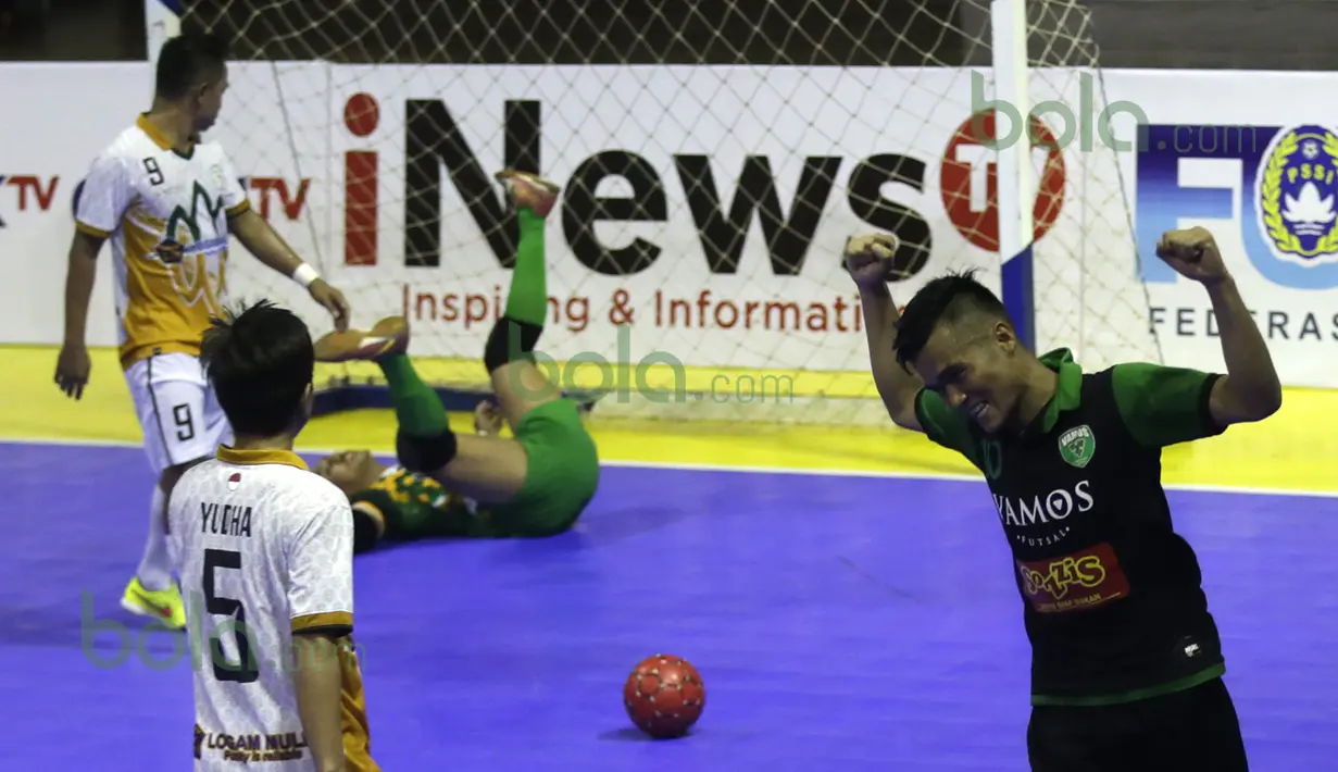 Ekspresi pemain Vamos Mataram, Andri Kustiawan, setelah mencetak gol ke gawang Antam Jakarta dalam laga Seri III Grup B Wilayah Timur Pro Futsal League 2016 di GOR 17 Desember, Mataram, NTB, Minggu (13/3/2016). (Bola.com/Arief Bagus)