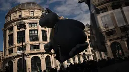 Balon raksasa berbentuk karakter tokoh komik mengudara di atas penonton parade Comic Strip Festival di Brussels, Belgia, 15 September 2018. Tokoh komik terkenal dan karakter tokoh Belgia ditampilkan sepanjang jalan. (AP Photo/Francisco Seco)