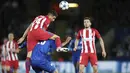 Bek Atletico Madrid, Jose Gimenez menyundul bola saat melawan Leicester pada laga leg kedua Liga Champions di Stadion King Power, Inggris, Selasa (18/4/2017). Meski imbang 1-1, Atletico lolos ke semifinal dengan agregat 2-1. (AP/Nick Potts)