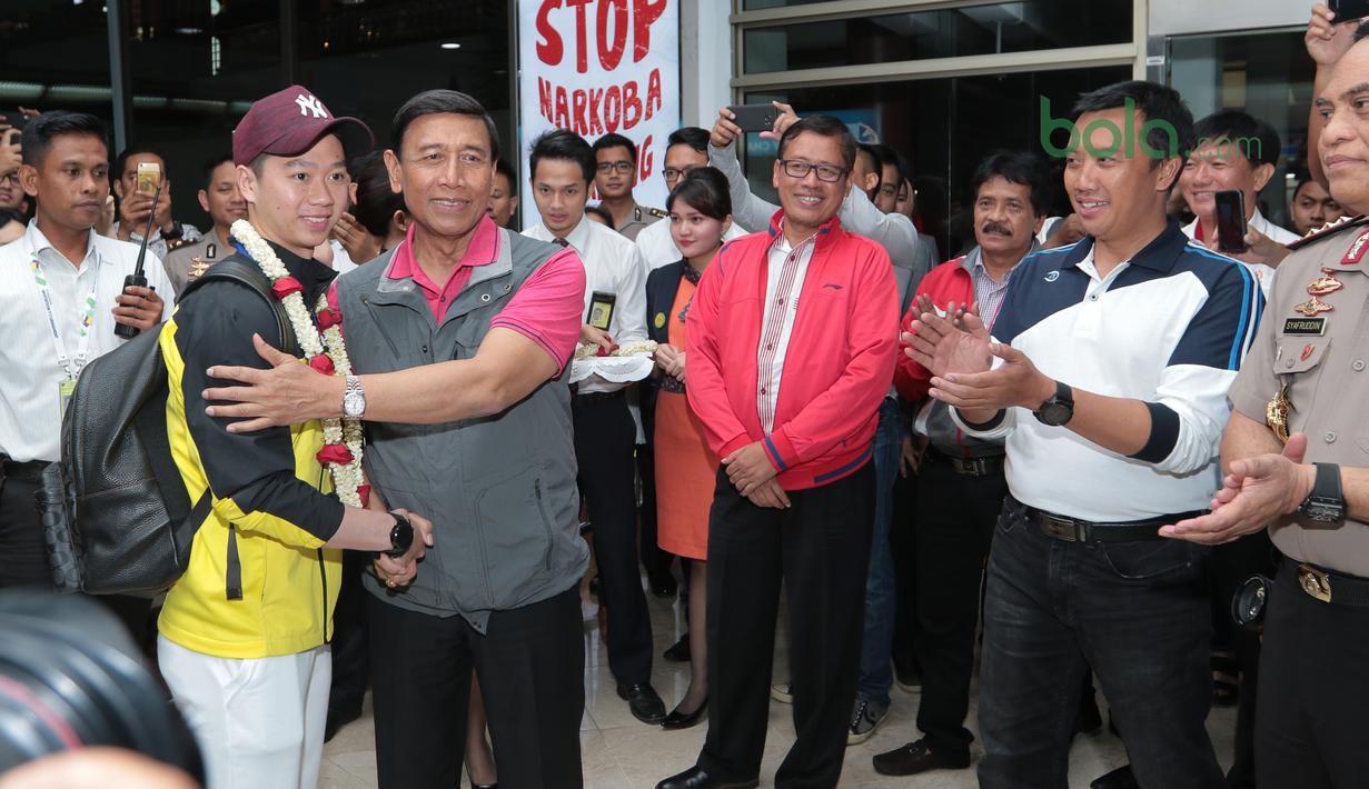 Kevin Sanjaya saat bersalaman dengan Ketua Umum PBSI, Wiranto dan Menpora, Imam Nahrawi saat tiba di Bandara Soekarno-Hatta, Cengkareng, (20/3/2018). Kevin/Marcus mampu mempertahankan gelar All England 2018. (Bola.com/Nick Hanoatubun)