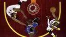 Pemain Cleveland Cavaliers, Kyrie Irving, memasukan bola saat pertandingan melawan Cleveland Cavaliers pada Gim 3 Final NBA 2017, Rabu (7/6/2017). Warriors menang 118-113. (EPA/Ron Schwane)