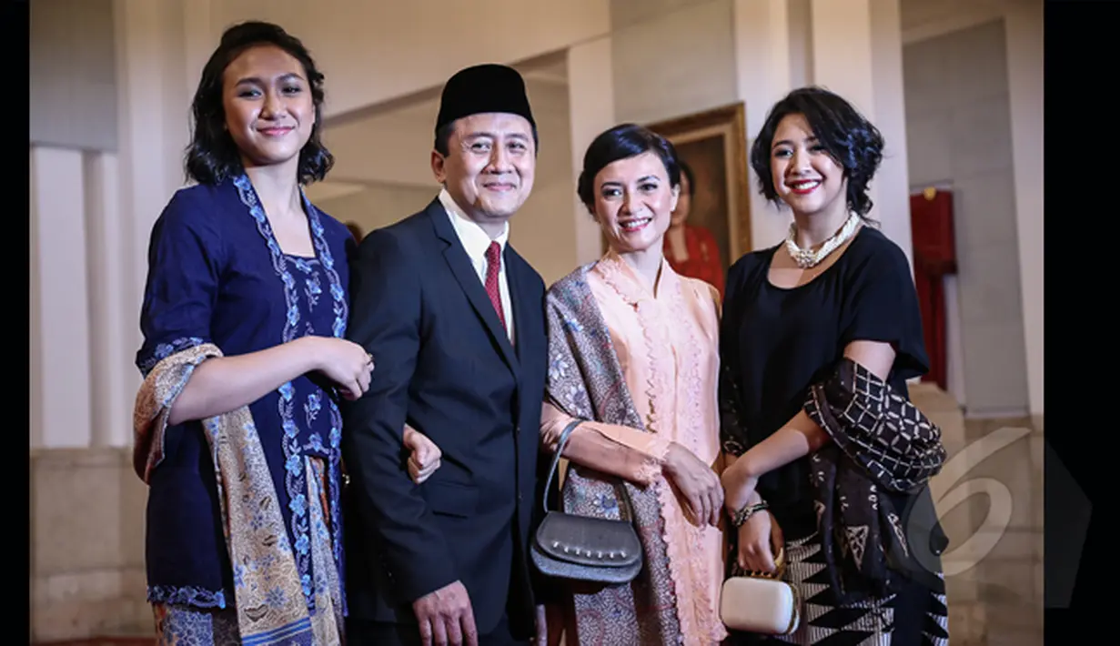 Sherina Munaf berpose bersama keluarga usai pelantikan ayahnya di Istana Negara, Jakarta, Senin (26/1/2015). (Liputan6.com/Faizal Fanani)
