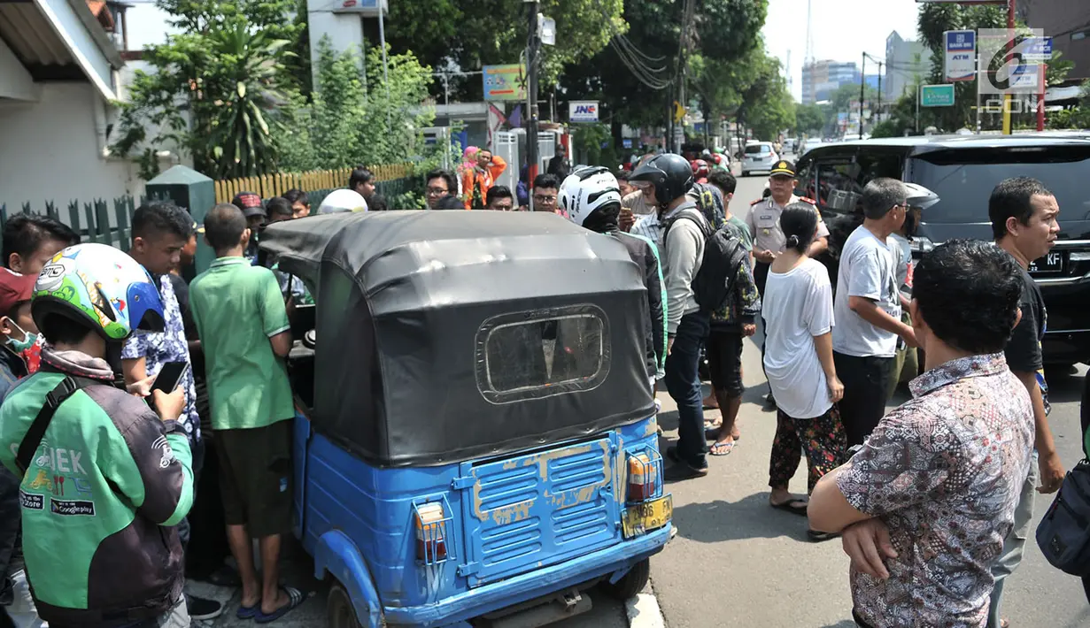 Kehebohan warga saat menemukan jasad sopir bajaj di kawasan Utan Kayu, Jakarta, Rabu (2/5). Kondisi kaki korban ditemukan dalam keadaan membengkak. (Merdeka.com/Iqbal Nugroho)