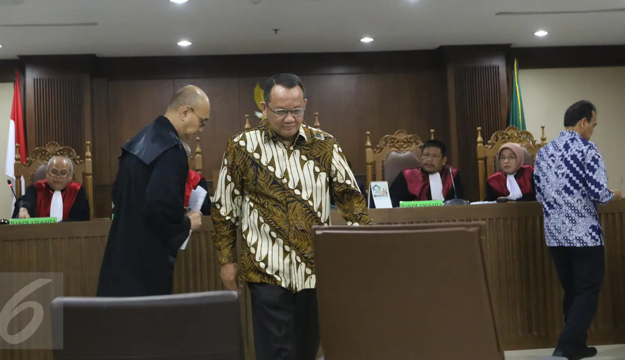 Nurhadi bersiap menjalani sidang kasus suap Panitera PN Jakpus Edy Nasution di Tipikor, Jakarta, Rabu (26/10). Edy diduga menerima uang untuk membantu pengurusan sejumlah perkara yang menjerat anak perusahaan Lippo Group. (Liputan6.com/Helmi Afanadi)