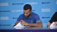 Rekrutan baru Persela Lamongan, Marinus Wanewar. (Bola.com/Wahyu Pratama)
