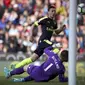 Ozil kecoh Jack Butland saat Arsenal bantai Stoke City di lanjutan Liga Inggris (Nick Potts/PA via AP)