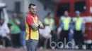 Ekspresi pelatih Bhayangkara FC, Simon McMenemy, saat memberikan arahan kepada anak asuhnya pada laga melawan Semen Padang di Stadion Patriot, Bekasi, Sabtu (20/05/2017). Bhayangkara FC menang 1-0. (Bola.com/M Iqbal Ichsan)