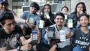 Komunitas Pokemon Go (Instinct Depok Team) menunjukan pokemon hasil berburu mereka di area Kampus Universitas Indonesia (UI) Depok, Sabtu (6/8). Game augmented reality Pokemon Go akhirnya resmi hadir di Indonesia. (Liputan6.com/Yoppy Renato)