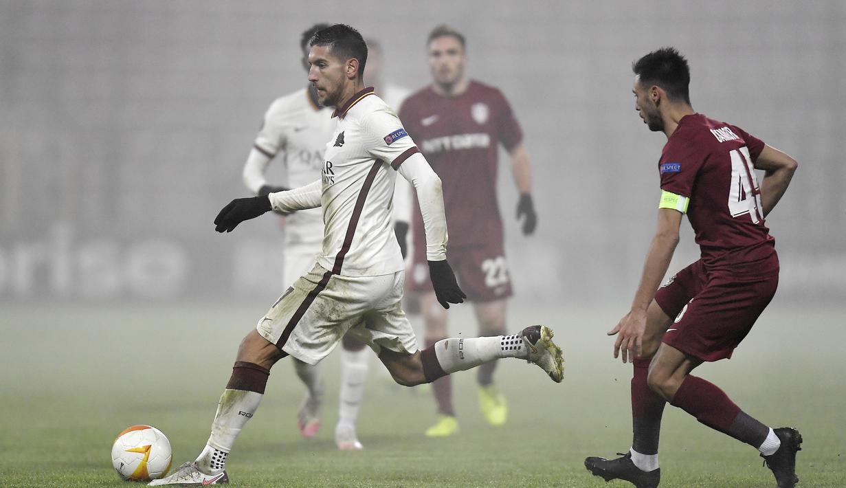 Bek CFR Cluj, Camora (kanan), membayangi pergerakan gelandang AS Roma, Lorenzo Pellegrini dalam laga lanjutan Liga Europa 2020/21 Grup A di Cluj-Napoca, Rumania, Kamis (26/11/2020) waktu setempat. CFR Cluj kalah 0-2 dari AS Roma. (AFP/Alex Nicodim)