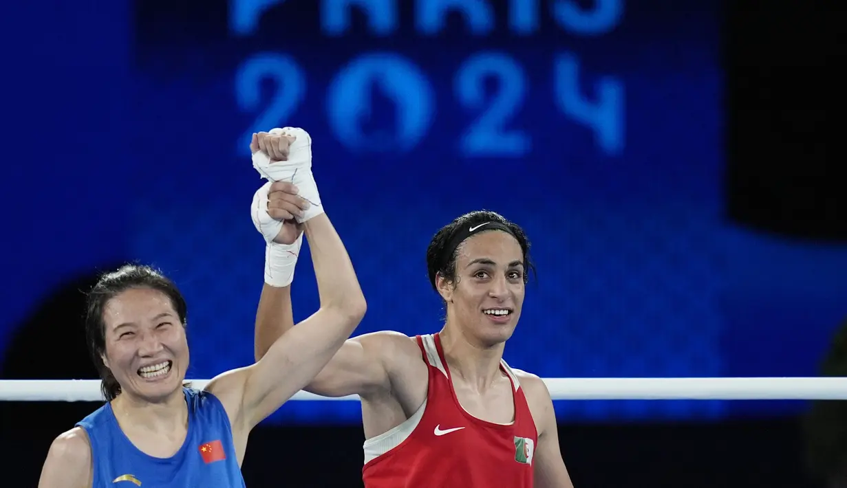 Petinju asal Aljazair, Imane Khelif, berhasil meraih medali emas Olimpiade Paris 2024 dari cabang olahraga tinju nomor putri 66 kg. Khelif yang sempat menjadi sorotan karena kontroversi gender di Olimpiade 2024, menang mutlak atas Liu. (AP Photo/John Locher)