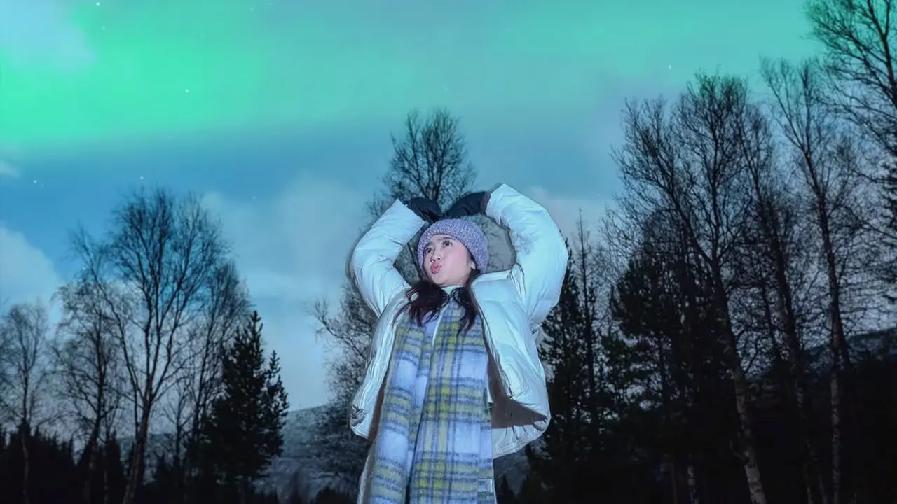 Gaya Layering Outfit Musim Dingin ala Febby Rastanty di Norway, Tampil Stylish Saat Menyaksikan Aurora