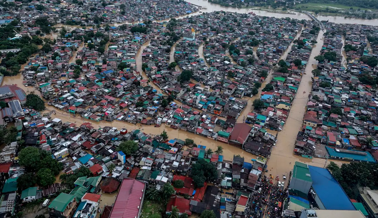 FILIPINA DIHANTAM TOPAN VAMCO: Foto udara rumah-rumah warga yang terendam banjir akibat Topan Vamco di Manila, Filipina (12/11/2020). Pemerintah Filipina mengungkapkan Topan Vamco, yang memicu banjir besar dan tanah longsor menelan sedikitnya 14 korban jiwa. (Xinhua/Istana Kepresidenan Filipina)