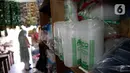 Aktivitas pedagang wadah dan kemasan plastik di Cipadu, Kota Tangerang, Jumat (17/9/2021). Cukai kemasan dan wadah plastik akan diterapkan pada 2022 karena sampah berkontribusi 15 persen terhadap total sampah secara nasional. (Liputan6.com/Angga Yuniar)