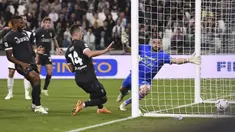 Pemain Juventus, Arkadiusz Milik (tengah) mencetak gol kemenangan ke gawang Lecce pada laga lanjutan Liga Italia 2023/2024 di Allianz Stadium, Juventus, Italia, Rabu (27/09/2023). Juventus berhasil menang dengan skor 1-0. (AP Photo/LaPresse/Fabio Ferrari)