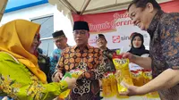 Melalui Yayasan Muslim Sinar Mas (YMSM), Asia Pulp &amp; Paper Sinar Mas beserta PT Indah Kiat Pulp &amp; Paper Tbk - Serang Mill, Sinar Mas mengawali Bazar Minyak Goreng Ramadan menggandeng Pimpinan Wilayah Muhammadiyah Provinsi Banten. (Dok Sinar Mas)