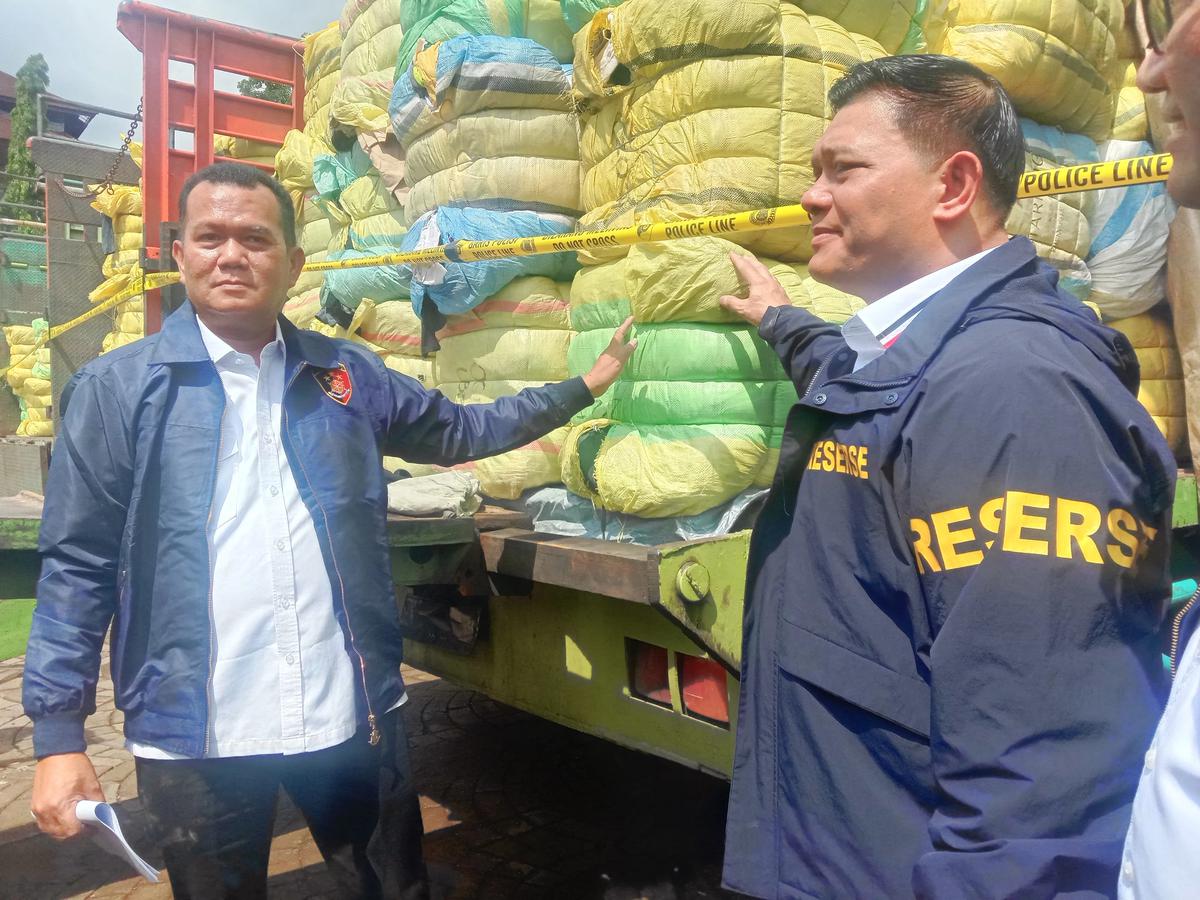 Tersangka dan barang bukti TPPU dan Bisnis Ilegal Pakaian Bekas di Bali saat ditampilkan pada konferensi pers, di GOR Ngurah Rai Denpasar Bali, Senin (15/12).