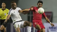 Striker Timnas Indonesia, Dedik Setiawan, berusaha mengontrol bola saat melawan Mauritius pada laga uji coba di Stadion Wibawa Mukti, Jawa Barat, Selasa (11/9/2018). Indonesia menang 1-0 atas Mauritius. (Bola.com/Vitalis Yogi Trisna)