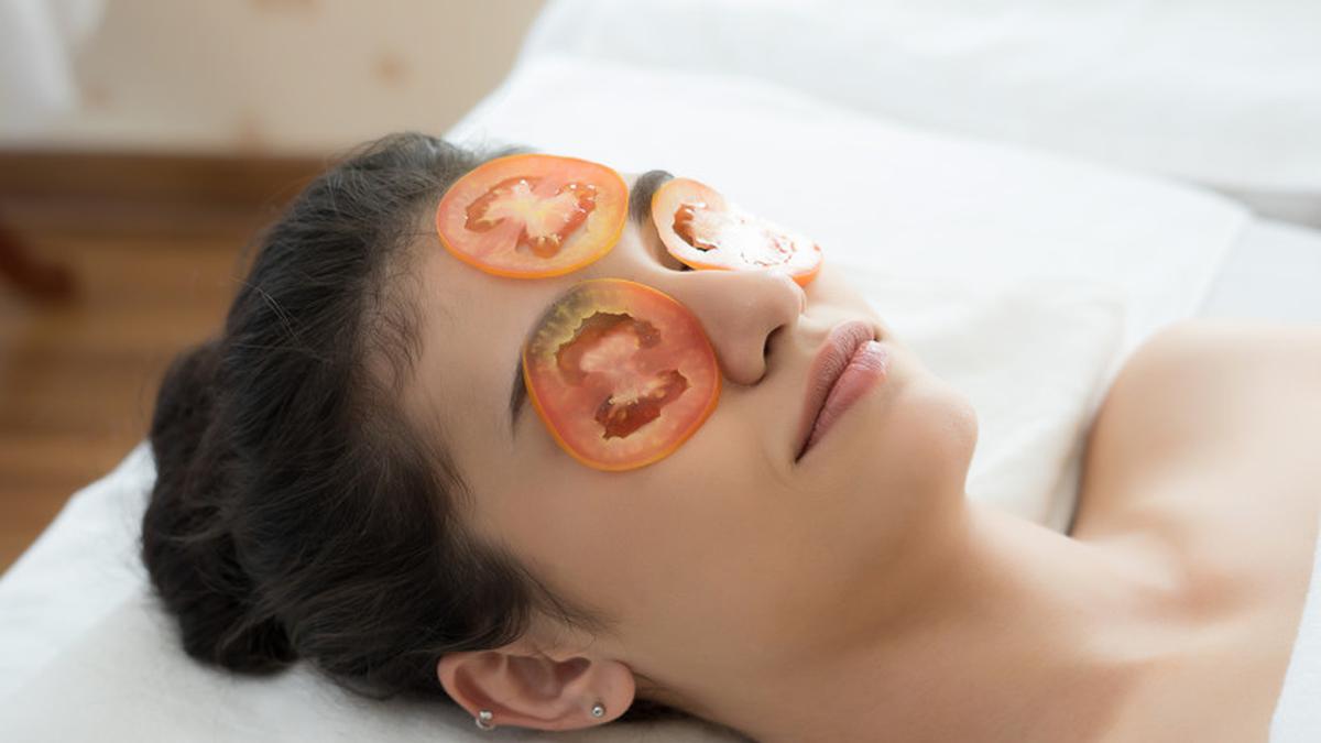 6 Manfaat Tak Terduga Tomat untuk Kulit yang Jarang Diketahui