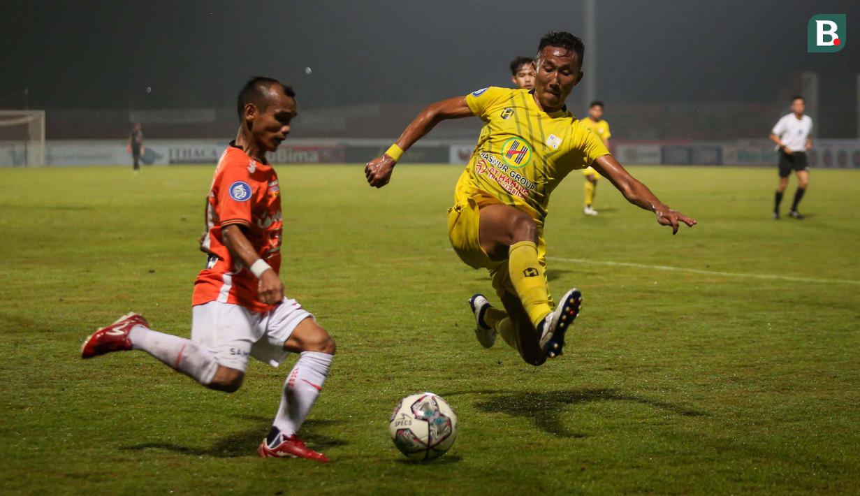 Pada menit ke-90+15, Persija Jakarta mendapatkan hadiah tendangan penalti setelah Riko Simanjuntak dijegal di kotak terlarang. (Bola.com/Bagaskara Lazuardi)