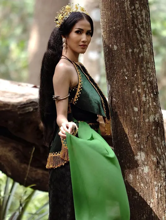 <p>Tampilan Aulia Sarah saat berperan menjadi Badarawuhi dengan baju dan selendang warna hijau di film KKN di Desa Penari.(Foto: Instagram @owliasarah)</p>