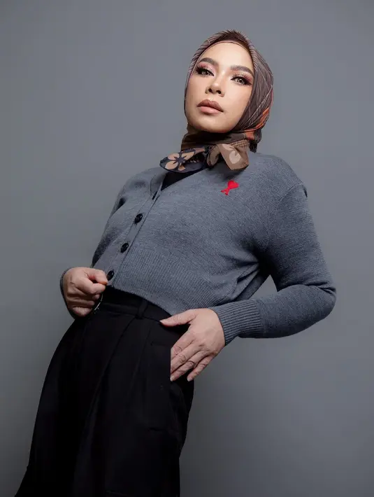 Berpose layaknya model, Melly Goeslaw tampil kasual dengan cardigan dan celana panjang. Hijab pashmina jadi sentuhan chic [@melly_goeslaw]