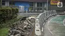 Beton pembatas terpasang di Jalan Senopati, Jakarta, Minggu (29/12/2019). Pascakejadian mobil tabrak Apotek Senopati, Suku Dinas Bina Marga memasangan beton pembatas untuk meminimalisir kejadian serupa terulang kembali. (Liputan6.com/Faizal Fanani)
