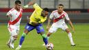 Pemain Brasil, Neymar, berusaha melewati pemain Peru Miguel Trauco pada laga kualifikasi Piala Dunia 2026 zona CONMEBOL, Rabu, (13/9/2023). Tim Samba menang dengan skor tipis 1-0. (AP Photo/Martin Mejia)