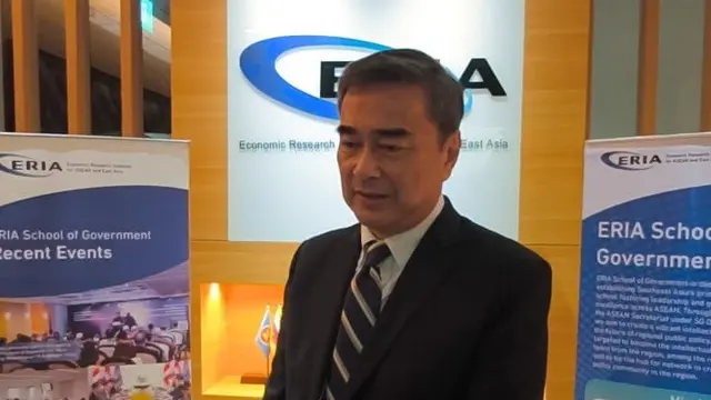 Mantan PM Thailand Abhisit Vejjajiva usai memberikan kuliah umum terkait kepemimpinan di ERIA School of Government, Jakarta, Rabu (22/10/2025).