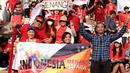 Pendukung Indonesia membentangkan spanduk bertuliskan "Indonesia Menang Juara SEA Games & Paragames 2023" saat laga kedua Grup A Sepak Bola SEA Games 2023 antara Timnas Indonesia melawan Timnas Myanmar di Olympic Stadium, Phnom Penh, Kamboja, Kamis (04/05/2023). Skuad asuhan Indra Sjafri tersebut berhasil menang dengan skor telak 5-0. (Bola.com/Abdul Aziz)