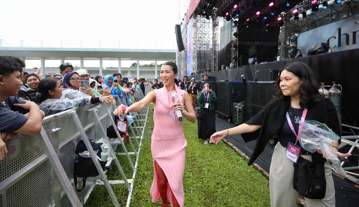 Di tengah penampilannya, ia sempat berinteraksi dengan penonton dan menanyakan soal hubungan asmara mereka. Tampak dalam foto, penyanyi Christie saat tampil dalam gelaran KapanLagi Buka Bareng (KLBB) Festival 2026 hari pertama di Stadion Madya, Kompleks Gelora Bung Karno, Senayan, Jakarta, Sabtu 28 Februari 2026. (Fimela.com/Adrian)