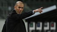 Pelatih Real Madrid, Zinedine Zidane, memberikan arahan kepada pemainnya saat menghadapi Borussia Monchengladbach pada laga lanjutan Liga Champions di Borussia Park, Rabu (28/10/2020) dini hari WIB. Real Madrid bermain imbang 2-2 lawan Borussia Monchengladbach. (AFP/(AFP/Ina Fassbender)