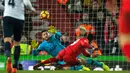 Pemain Liverpool, Sadio Mane menjadi bintang dengan dua golnya ke gawang Tottenham Hotspur pada lanjutan Premier League di Anfield, Liverpool, (11/2/2017).  (EPA/Peter Powell)