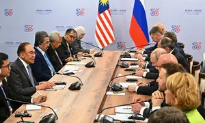 Presiden Vladimir Putin (kanan) bertemu Perdana Menteri Malaysia Anwar Ibrahim di sela-sela KTT Rusia-ASEAN di Kazan, Rusia, Rabu (17/6/2026). (Dok. Sergei Bobylev/Sputnik/Kremlin Pool via AP)