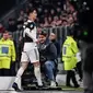 Pemain Juventus, Cristiano Ronaldo, langsung berjalan ke ruang ganti setelah diganti pada laga kontra AC Milan, di Juventus Allianz Stadium, Senin (11/11/2019) dini hari WIB. (AFP/Marco Bertorello)
